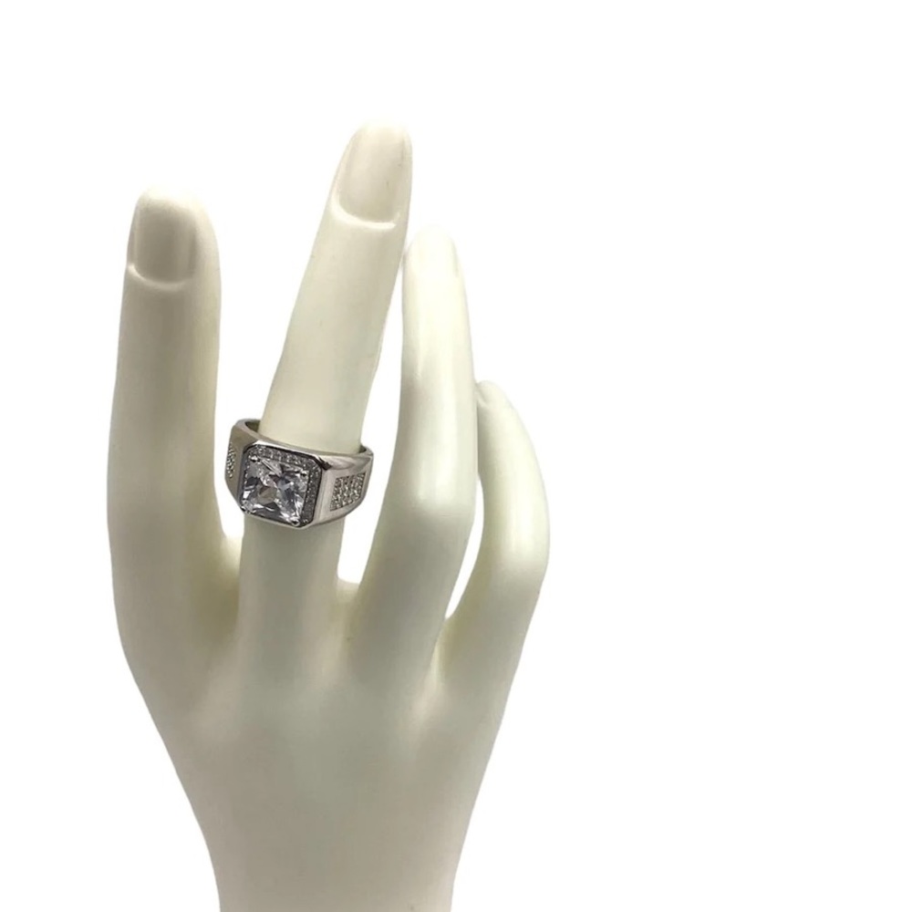 Sterling silver ring with cubic zirconia stone